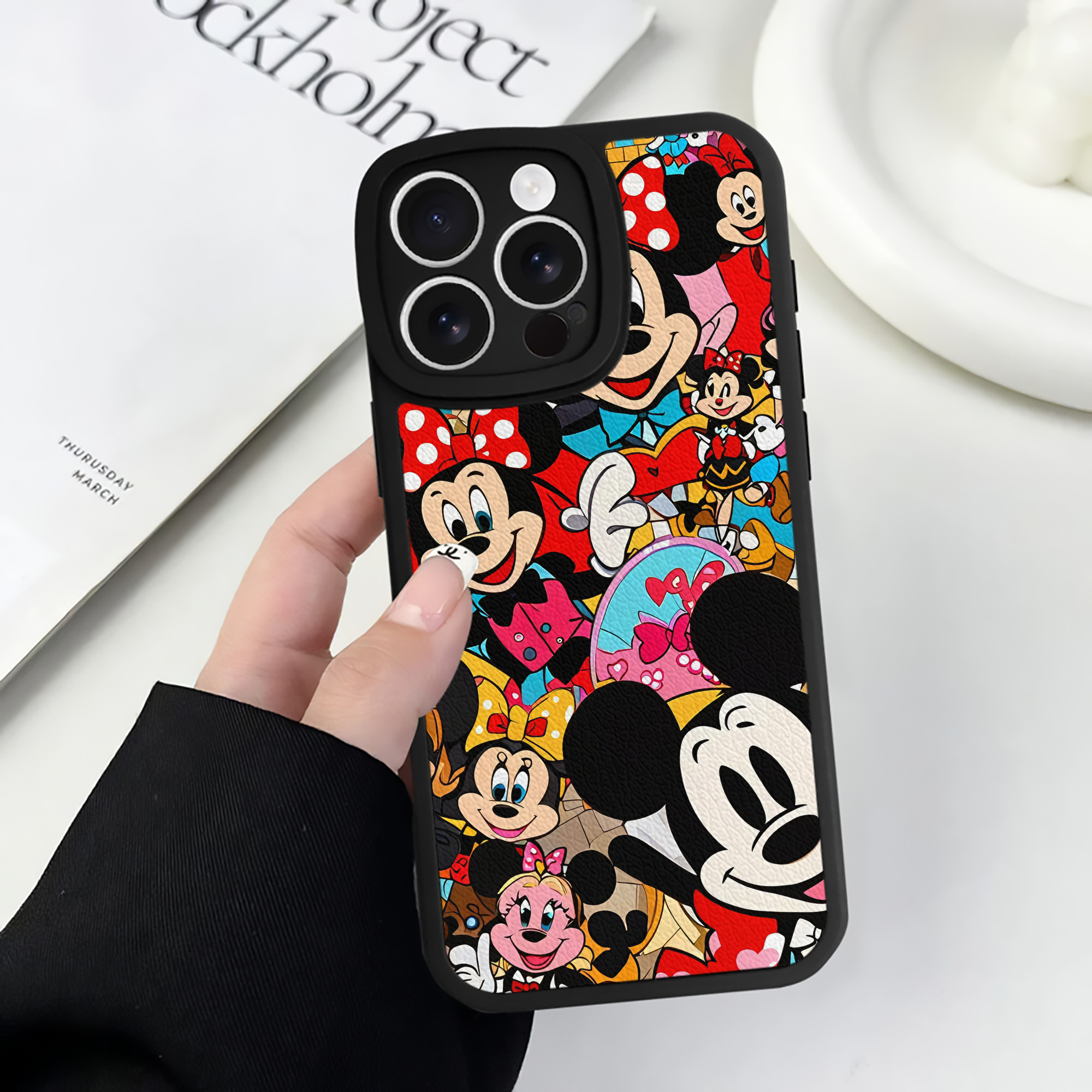 （画像用） ミッキーマウス Mickey Mouse 【iPhone 16シリーズ対応】シリコンスマホケース（レザー調） 材質：シリコン